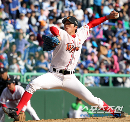 
	16�� ��õ ���б��忡�� ������ SK�� �Ｚ�� �ѱ��ø��� 2������ SK �����ΰ� ���� �ι�° ������ ���� ������ �ϰ� �ִ�. �����δ� 2,1�̴� ���������� ������ ������ ���Ҵ�.

��õ=������ ����rainmaker@sportschosun.com


