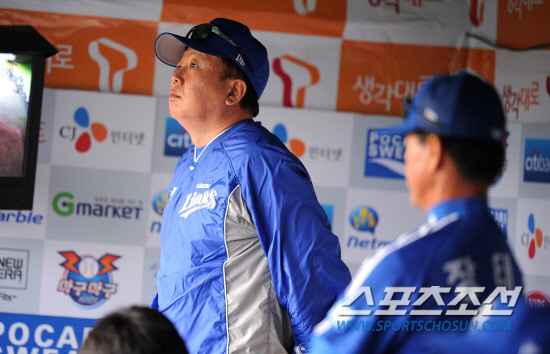 
	2010.10.16/

16�� ��õ���� ���� �ѱ��ø��� 2���� �Ｚ-SK ���, 2���п� ���� �Ｚ ������ ������ �ºΰ� ��� 9ȸ �Ｚ�� ������ ������ ���Ѻ��� ������ ��� �ִ�. 

����=������ ���� songs@sportschosun.com


