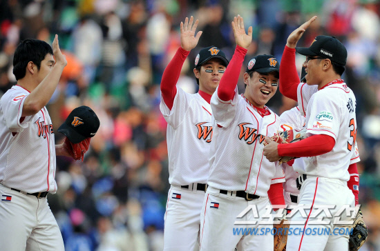 
	16�� ��õ ���б��忡�� ������ SK�� �Ｚ�� �ѱ��ø��� 2���� ��⿡�� SK�� �Ｚ�� 4��1�� ������ 2������ �޷ȴ�.

��õ=������ ����rainmaker@sportschosun.com


