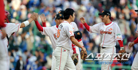 
	16�� ��õ ���б��忡�� ������ SK�� �Ｚ�� �ѱ��ø��� 2���� ��⿡�� SK�� �Ｚ�� 4��1�� ������ 2������ �޷ȴ�.

��õ=������ ����rainmaker@sportschosun.com


