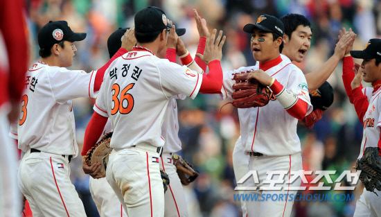 
	16�� ��õ ���б��忡�� ������ SK�� �Ｚ�� �ѱ��ø��� 2���� ��⿡�� SK�� �Ｚ�� 4��1�� ������ 2������ �޷ȴ�.

��õ=������ ����rainmaker@sportschosun.com


