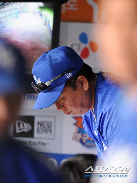 
	2010.10.16/

16�� ��õ���� ���� �ѱ��ø��� 2���� �Ｚ-SK ���, 2���п� ���� �Ｚ ������ ������ �ºΰ� ��� 9ȸ �Ｚ�� ������ ������ ���Ѻ��� ������ ��� �ִ�. 

����=������ ���� songs@sportschosun.com


