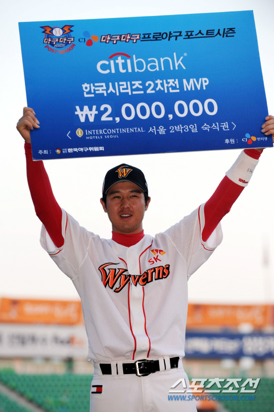 
	16�� ��õ ���б��忡�� ������ SK�� �Ｚ�� �ѱ��ø��� 2���� ��⿡�� Ȩ�� �ι����� �� �¸��� �̲� ������ ��� MVP�� ������.

��õ=������ ����rainmaker@sportschosun.com


