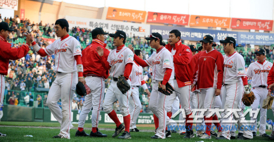 
	16�� ��õ ���б��忡�� ������ SK�� �Ｚ�� �ѱ��ø��� 2���� ��⿡�� SK�� �Ｚ�� 4��1�� ������ 2������ �޷ȴ�.

��õ=������ ����rainmaker@sportschosun.com


