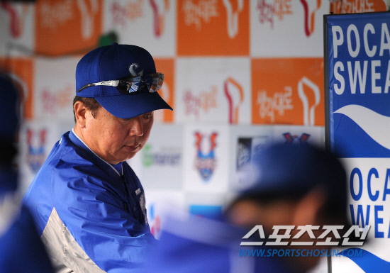 
	2010.10.16/

16�� ��õ���� ���� �ѱ��ø��� 2���� �Ｚ-SK ���, 2���������� SK�� 4��1�� �й��ϸ� 2�и� ����� �Ｚ ������ ������ �ƽ��� �������� ���ƿ��� ������ �ִ�. 

����=������ ���� songs@sportschosun.com


