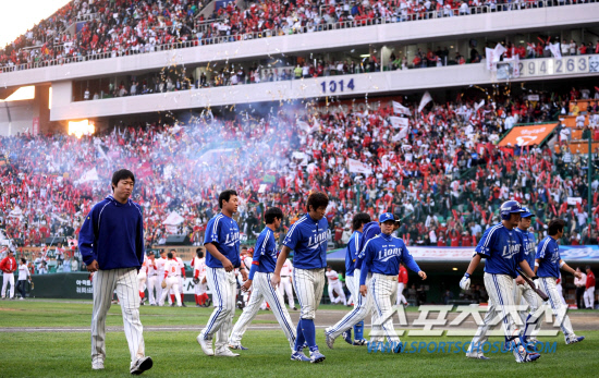 
	2010.10.16/

16�� ��õ���� ���� �ѱ��ø��� 2���� �Ｚ-SK ���, 2���������� SK�� 4��1�� �й��ϸ� 2�и� ����� �Ｚ �������� ��� ���� �� ������ ������ �ִ�. 

����=������ ���� songs@sportschosun.com


