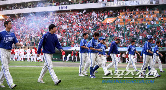 
	2010.10.16/

16�� ��õ���� ���� �ѱ��ø��� 2���� �Ｚ-SK ���, 2���������� SK�� 4��1�� �й��ϸ� 2�и� ����� �Ｚ �������� ��� ���� �� ������ ������ �ִ�. 

����=������ ���� songs@sportschosun.com


