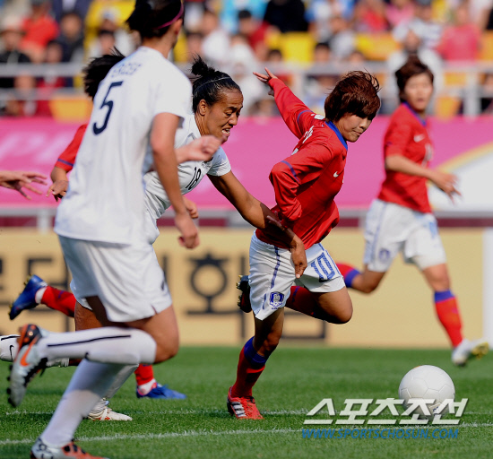 
	2010,10,17

�ѱ�-��������

2010 �ǽ� ���� ������ȸ���� �ѱ��� '���޽�' ���ҿ��� ������ ���α�� �������� ����� ���� ��ġ�� �������� �İ���� �ִ�.

����=������ ���� basser@sportschosun.com


