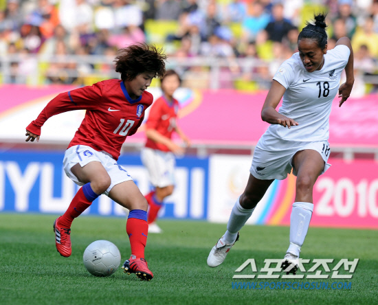 
	2010,10,17

�ѱ�-��������

2010 �ǽ� ���� ������ȸ���� �ѱ��� '���޽�' ���ҿ��� ������ ���α�� �������� ����� ���� ��ġ�� �������� �İ���� �ִ�.

����=������ ���� basser@sportschosun.com


