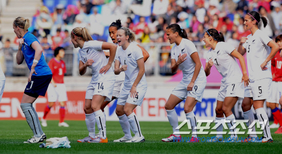 
	2010,10,17

�ѱ�-��������

2010 �ǽ� ���� ������ȸ���� �������� �������� ��� ���� �� �������� ���ֹ��� �������� �� ������ ������.

����=������ ���� basser@sportschosun.com


