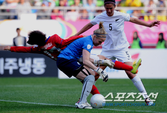 
	2010,10,17

�ѱ�-��������

2010 �ǽ� ���� ������ȸ���� �ѱ��� �������尡 ������⸦ ������. �ѱ��� �����ư� �������� ��Ű�� ���� ���� �������� ���̿��� ���� �������� �Ѿ����� �ִ�.

����=������ ���� basser@sportschosun.com


