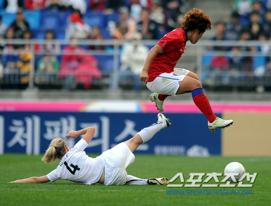 
	2010,10,17

�ѱ�-��������

2010 �ǽ� ���� ������ȸ���� �ѱ��� �������尡 ������⸦ ������. �ѱ��� �質���� �������� ����Ʈ Ȧ���� ��Ŭ�� ���� ������ ���ϰ� �ִ�.

����=������ ���� basser@sportschosun.com


