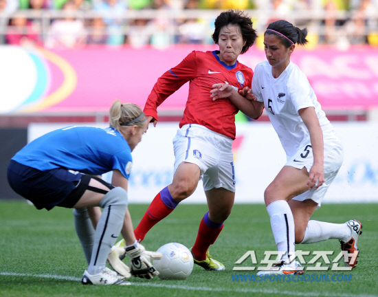 
	2010,10,17

�ѱ�-��������

2010 �ǽ� ���� ������ȸ���� �ѱ��� �������尡 ������⸦ ������. �ѱ��� �����ư� �������� ��Ű�� ���� ���� �������� ���̿��� ���� ������ �޷���� �ִ�.

����=������ ���� basser@sportschosun.com


