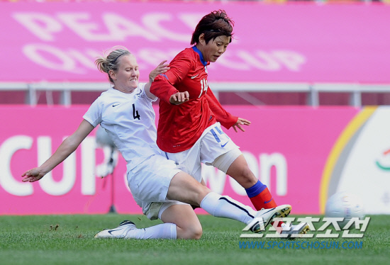 
	2010,10,17

�ѱ�-��������

2010 �ǽ� ���� ������ȸ���� �ѱ��� �������尡 ������⸦ ������. �ѱ��� �������� �������� ����Ʈ Ȧ���� ��Ŭ�� ��ġ�� �������� ����ϰ� �ִ�.

����=������ ���� basser@sportschosun.com


