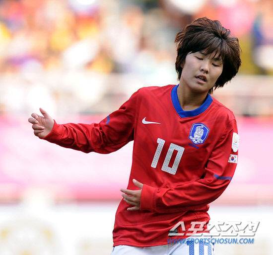 
	2010,10,17

�ѱ�-��������

2010 �ǽ� ���� ������ȸ���� �ѱ��� �������尡 ������⸦ ������. �ѱ��� ���ҿ��� �������忡 0-0 ���ºθ� ������� �ƽ��� ǥ���� ���� �ִ�.

����=������ ���� basser@sportschosun.com


