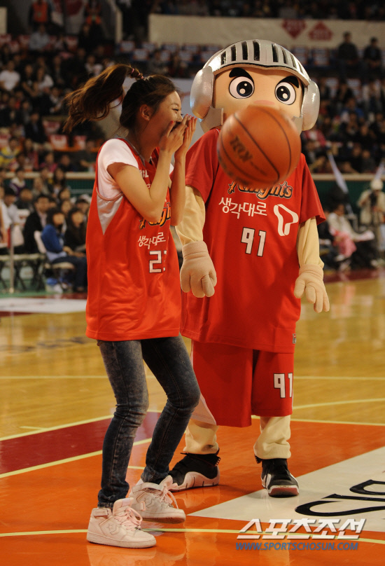 
	����������

2010�� 10�� 17��

17�� ���� �л�ü�������� ���� ���γ� ��� ��񽺿� ���� SK ��⿡�� ���� ���̺� �ñ��� �ϰ� �ִ�.

���=���� ���� kyungmin@sportschosun.com


