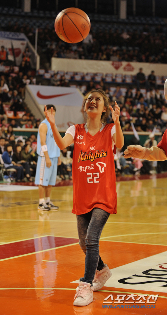 
	����������

2010�� 10�� 17��

17�� ���� �л�ü�������� ���� ���γ� ��� ��񽺿� ���� SK ��⿡�� ���� ���̺� �ñ��� �ϰ� �ִ�.

���=���� ���� kyungmin@sportschosun.com


