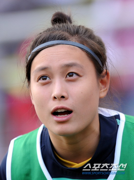 
	2010,10,17

�ѱ�-��������

17�� ���� ������ ����忡�� ������ 2010 �ǽ��� �� ���� �����౸ �����Ǵ�ȸ����

�ѱ� �����౸ ��ǥ���� ��¯ ���Ҹ��� �����Ӹ��� �ϰ� ��Ÿ����.

���Ҹ��� ��ġ ������ ���� Ǯ�� ���� ��ġ���� �Ͼ�� ��ó�� �ִ� ���ߵ��� ȯȣ���� ������ '���Ҹ�! ���Ҹ�!'�� ��ȣ�ߴ�. ���Ҹ��� �α⸦ ���� �� �ִ� ����̴�.

�����Ӹ� �м��� �� �׳��� ǥ���� ����ġ�ߴ�.

����=������ ���� basser@sportschosun.com


