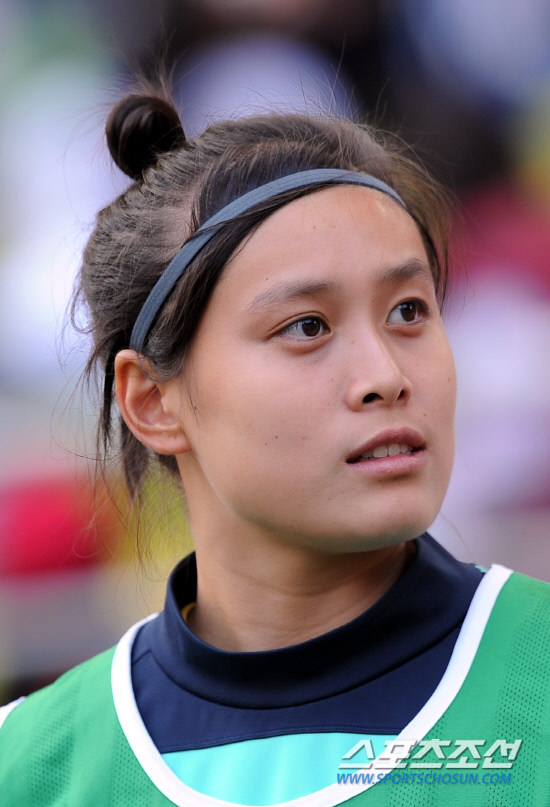 
	2010,10,17

�ѱ�-��������

17�� ���� ������ ����忡�� ������ 2010 �ǽ��� �� ���� �����౸ �����Ǵ�ȸ����

�ѱ� �����౸ ��ǥ���� ��¯ ���Ҹ��� �����Ӹ��� �ϰ� ��Ÿ����.

���Ҹ��� ��ġ ������ ���� Ǯ�� ���� ��ġ���� �Ͼ�� ��ó�� �ִ� ���ߵ��� ȯȣ���� ������ '���Ҹ�! ���Ҹ�!'�� ��ȣ�ߴ�. ���Ҹ��� �α⸦ ���� �� �ִ� ����̴�.

�����Ӹ� �м��� �� �׳��� ǥ���� ����ġ�ߴ�.

����=������ ���� basser@sportschosun.com


