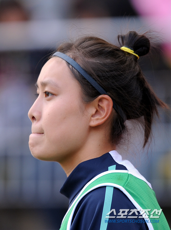 
	2010,10,17

�ѱ�-��������

17�� ���� ������ ����忡�� ������ 2010 �ǽ��� �� ���� �����౸ �����Ǵ�ȸ����

�ѱ� �����౸ ��ǥ���� ��¯ ���Ҹ��� �����Ӹ��� �ϰ� ��Ÿ����.

���Ҹ��� ��ġ ������ ���� Ǯ�� ���� ��ġ���� �Ͼ�� ��ó�� �ִ� ���ߵ��� ȯȣ���� ������ '���Ҹ�! ���Ҹ�!'�� ��ȣ�ߴ�. ���Ҹ��� �α⸦ ���� �� �ִ� ����̴�.

�����Ӹ� �м��� �� �׳��� ǥ���� ����ġ�ߴ�.

����=������ ���� basser@sportschosun.com


