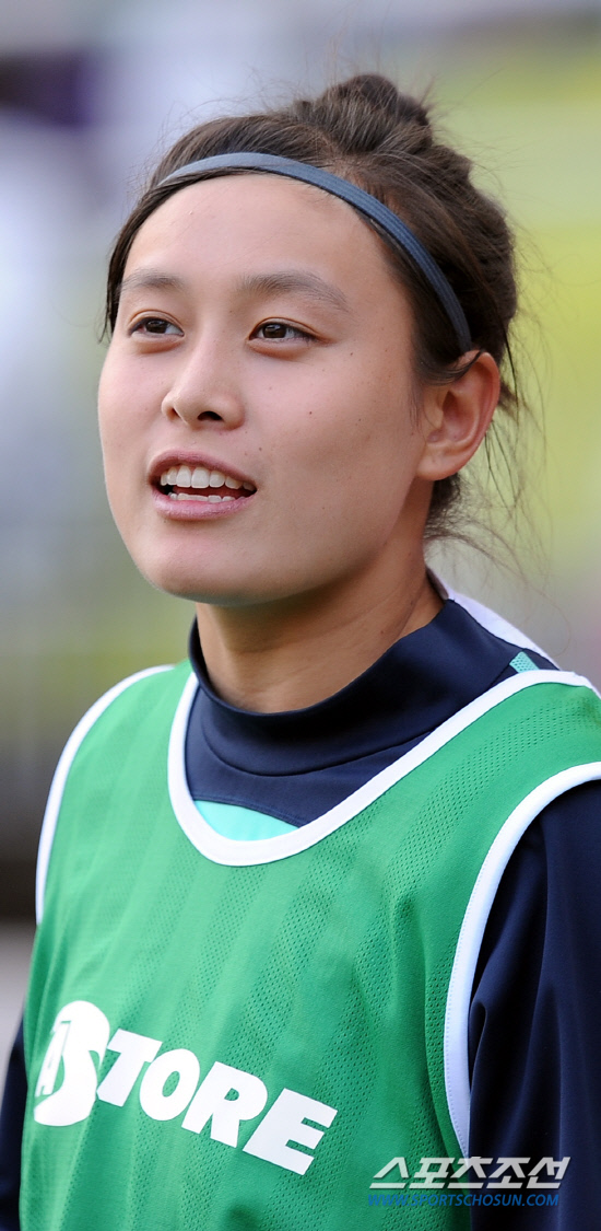 
	2010,10,17

�ѱ�-��������

17�� ���� ������ ����忡�� ������ 2010 �ǽ��� �� ���� �����౸ �����Ǵ�ȸ����

�ѱ� �����౸ ��ǥ���� ��¯ ���Ҹ��� �����Ӹ��� �ϰ� ��Ÿ����.

���Ҹ��� ��ġ ������ ���� Ǯ�� ���� ��ġ���� �Ͼ�� ��ó�� �ִ� ���ߵ��� ȯȣ���� ������ '���Ҹ�! ���Ҹ�!'�� ��ȣ�ߴ�. ���Ҹ��� �α⸦ ���� �� �ִ� ����̴�.

�����Ӹ� �м��� �� �׳��� ǥ���� ����ġ�ߴ�.

����=������ ���� basser@sportschosun.com


