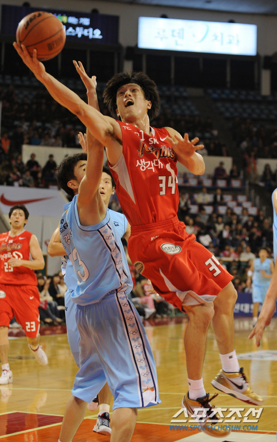 
	����������

2010�� 10�� 17��

17�� ���� �л�ü�������� ���� ���γ� ��� ��񽺿� ���� SK ��⿡�� SK ��ȿ��(������)�� ��� ��漮�� ��ũ�� �Ѿ� ���̾����� �õ��ϰ� �ִ�.

���=���� ���� kyungmin@sportschosun.com


