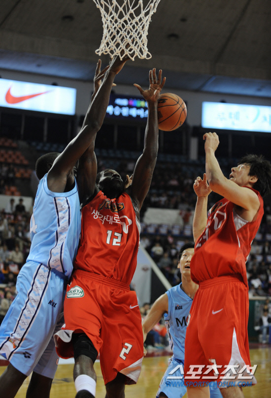 
	����������

2010�� 10�� 17��

17�� ���� �л�ü�������� ���� ���γ� ��� ��񽺿� ���� SK ��⿡�� SK ����(���)�� ��� ���۸���(����)�� ���� �� ���μ� ���̿��� ���ٿ�带 ������ �ִ�.

���=���� ���� kyungmin@sportschosun.com


