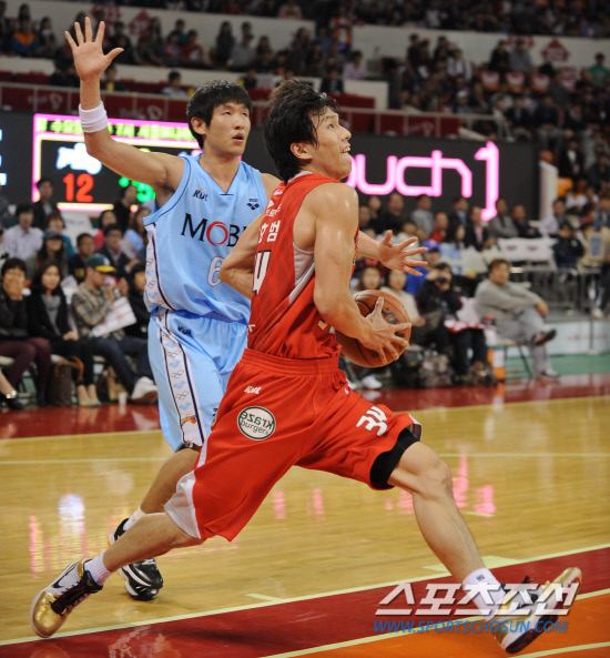 
	����������

2010�� 10�� 17��

17�� ���� �л�ü�������� ���� ���γ� ��� ��񽺿� ���� SK ��⿡�� SK ��ȿ��(������)�� ��� �絿���� ��ũ�� �Ѿ� ���� �õ��ϰ� �ִ�.

���=���� ���� kyungmin@sportschosun.com


