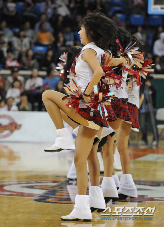 
	����������

2010�� 10�� 17��

17�� ���� �л�ü�������� ���� ���γ� ��� ��񽺿� ���� SK ��⿡�� SK ġ������� �������� ��ġ�� �ִ�.

���=���� ���� kyungmin@sportschosun.com


