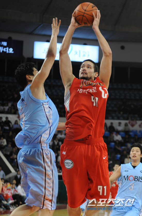 
	����������

2010�� 10�� 17��

17�� ���� �л�ü�������� ���� ���γ� ��� ��񽺿� ���� SK ��⿡�� SK ��μ�(������)�� ��� ����õ�� ��ũ�� �Ѿ� ���� �õ��ϰ� �ִ�.

���=���� ���� kyungmin@sportschosun.com


