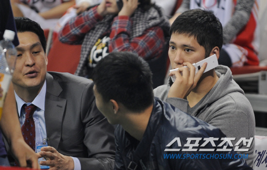 
	����������

2010�� 10�� 17��

17�� ���� �л�ü�������� ���� ���γ� ��� ��񽺿� ���� SK ��⿡�� ���� ���� è���� MVP �������� ������ �����ϰ� �ִ�. �������� ���� �� �������̴�.

���=���� ���� kyungmin@sportschosun.com


