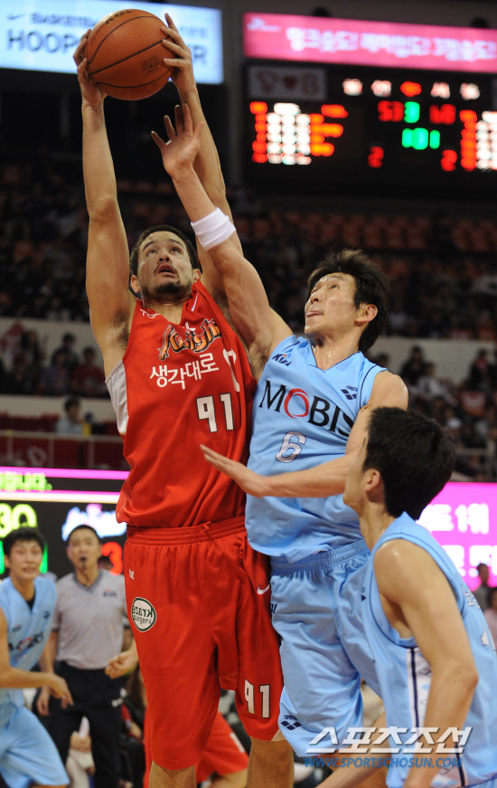 
	����������

2010�� 10�� 17��

17�� ���� �л�ü�������� ���� ���γ� ��� ��񽺿� ���� SK ��⿡�� ��� �絿��(������)�� SK ��μ��� ���ٿ�� ���� ������ �ִ�.

���=���� ���� kyungmin@sportschosun.com


