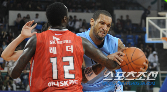 
	����������

2010�� 10�� 17��

17�� ���� �л�ü�������� ���� ���γ� ��� ��񽺿� ���� SK ��⿡�� ��� �귣��(������)�� SK ������ ��Ģ�� ���� ��ġ�� �ִ�.

���=���� ���� kyungmin@sportschosun.com


