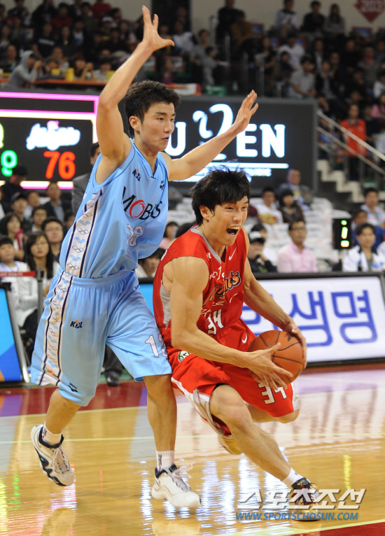 
	����������

2010�� 10�� 17��

17�� ���� �л�ü�������� ���� ���γ� ��� ��񽺿� ���� SK ��⿡�� SK ��ȿ��(������)�� ��� ��漮�� ��ũ�� �Ѿ� ���� �õ��ϰ� �ִ�.

���=���� ���� kyungmin@sportschosun.com


