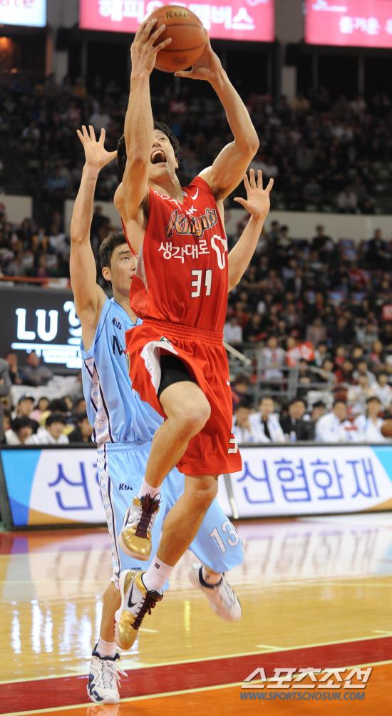 
	����������

2010�� 10�� 17��

17�� ���� �л�ü�������� ���� ���γ� ��� ��񽺿� ���� SK ��⿡�� SK ��ȿ��(������)�� ��� ��漮�� ��ũ�� �Ѿ� ���� �õ��ϰ� �ִ�.

���=���� ���� kyungmin@sportschosun.com


