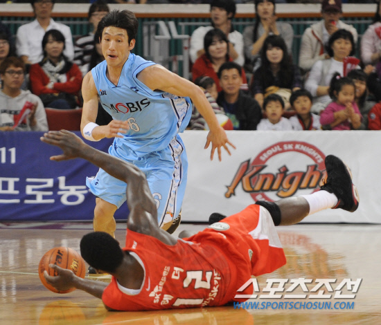 
	����������

2010�� 10�� 17��

17�� ���� �л�ü�������� ���� ���γ� ��� ��񽺿� ���� SK ��⿡�� SK ����(������)�� ��� �絿���� ���� ������ �ִ�.

���=���� ���� kyungmin@sportschosun.com


