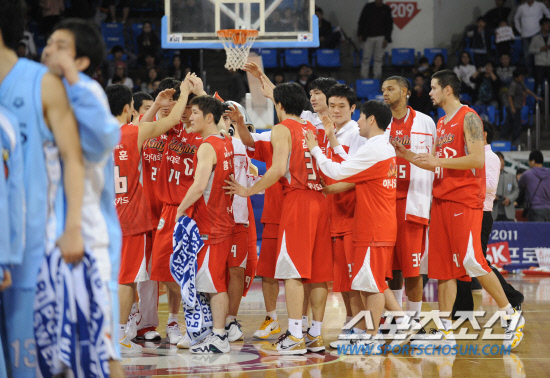 
	����������

2010�� 10�� 17��

17�� ���� �л�ü�������� ���� ���γ� ��� ��񽺿� ���� SK ��⿡�� �� ���� ù���� �ŵ� SK �������� ��Ʈ ������ �������̺긦 ������ �ִ�.

���=���� ���� kyungmin@sportschosun.com


