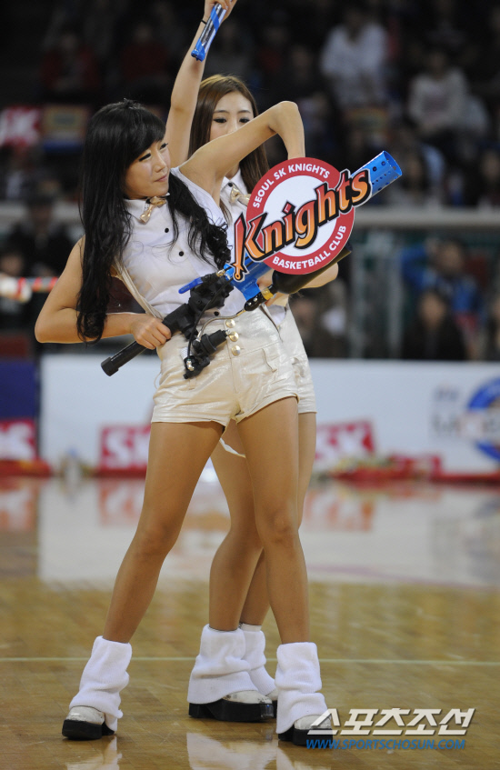 
	����������

2010�� 10�� 17��

17�� ���� �л�ü�������� ���� ���γ� ��� ��񽺿� ���� SK ��⿡�� SK ġ������� ����ī���� ���� �ⱸ�� ���ߵ鿡�� ������ ��� �ִ�.

���=���� ���� kyungmin@sportschosun.com


