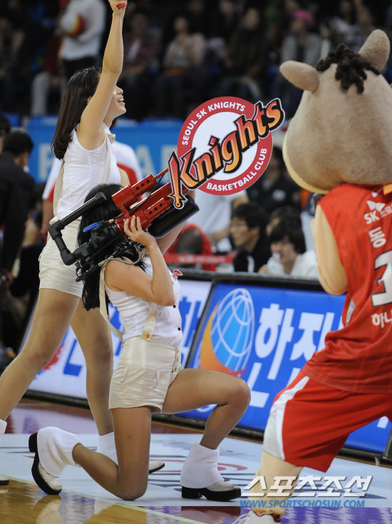 
	����������

2010�� 10�� 17��

17�� ���� �л�ü�������� ���� ���γ� ��� ��񽺿� ���� SK ��⿡�� SK ġ������� ����ī���� ���� �ⱸ�� ���ߵ鿡�� ������ ��� �ִ�.

���=���� ���� kyungmin@sportschosun.com


