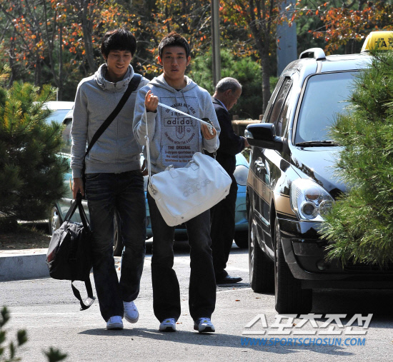 
	����������2010.10.18.

������(����)�� �������� ������ƽþȰ��ӿ� �����ϴ� 23�� ���� �౸��ǥ�� 18�� ����NFC(�౸Ʈ���̴׼���)�� �ݹ��� Ÿ�� �Լ��ϰ� �ִ�.

����NFC=������ ���� young@sportschosun.com


