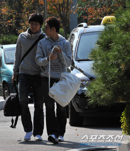 
	����������2010.10.18.

������(����)�� �������� ������ƽþȰ��ӿ� �����ϴ� 23�� ���� �౸��ǥ�� 18�� ����NFC(�౸Ʈ���̴׼���)�� �ݹ��� Ÿ�� �Լ��ϰ� �ִ�.

����NFC=������ ���� young@sportschosun.com


