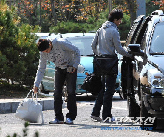 
	����������2010.10.15.

������(����)�� �������� ������ƽþȰ��ӿ� �����ϴ� 23�� ���� �౸��ǥ�� 18�� ����NFC(�౸Ʈ���̴׼���)�� �ݹ��� Ÿ�� �Լ��ϰ� �ִ�.

����NFC=������ ���� young@sportschosun.com


