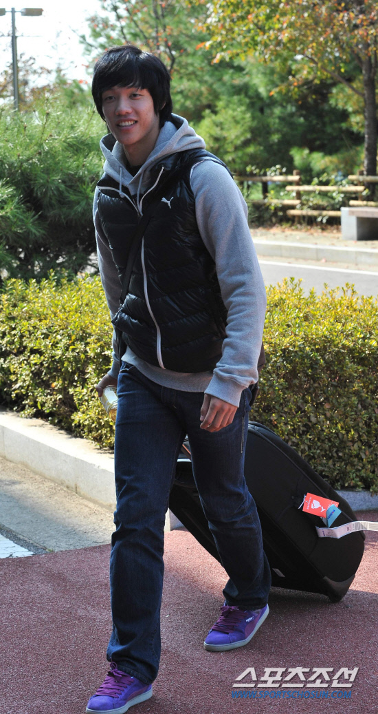 
	����������2010.10.18.

ȫ��ȣ�� ������ƽþȰ��ӿ� �����ϴ� 23�� ���� �౸��ǥ�� 18�� ����NFC(�౸Ʈ���̴׼���)�� �Լ��ϰ� �ִ�.

����NFC=������ ���� young@sportschosun.com


