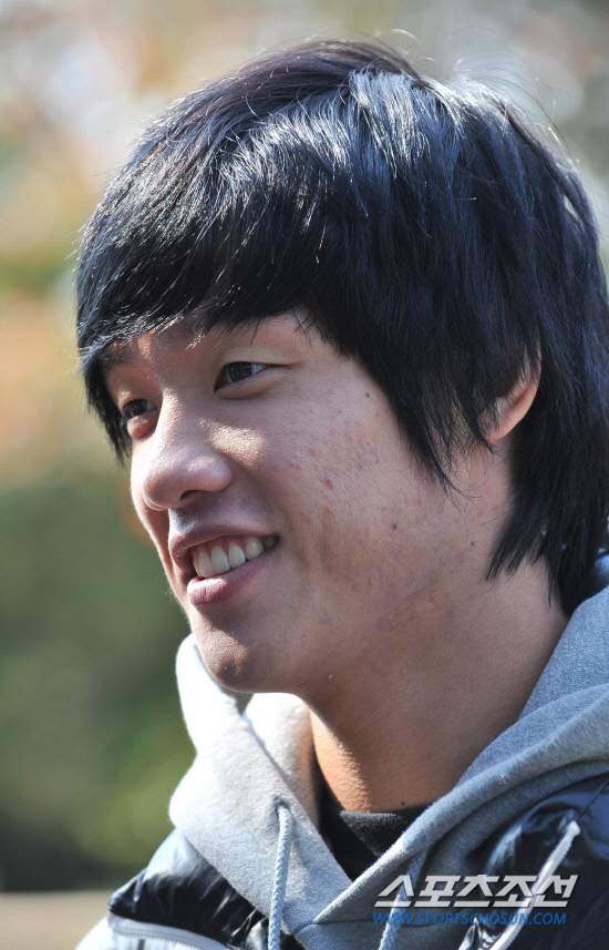 
	����������2010.10.18.

ȫ��ȣ�� ������ƽþȰ��ӿ� �����ϴ� 23�� ���� �౸��ǥ�� 18�� ����NFC(�౸Ʈ���̴׼���)�� �Լ��ϸ�  ��ǥ�� �շ��Ұ��� ������ �ִ�.

����NFC=������ ���� young@sportschosun.com


