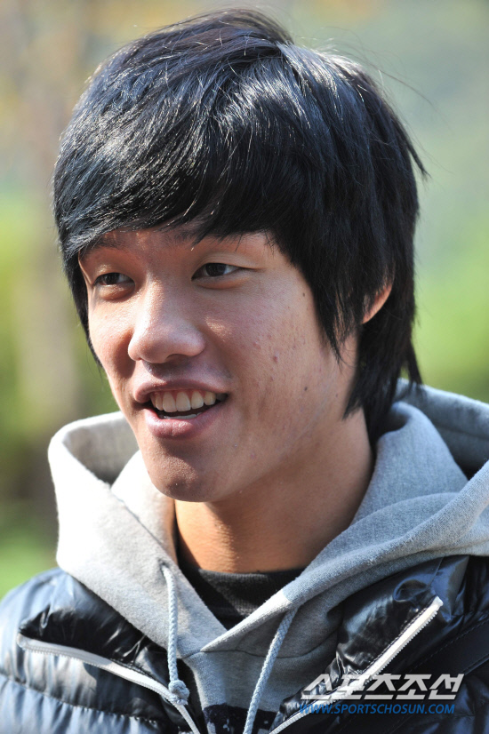 
	����������2010.10.18.

ȫ��ȣ�� ������ƽþȰ��ӿ� �����ϴ� 23�� ���� �౸��ǥ�� 18�� ����NFC(�౸Ʈ���̴׼���)�� �Լ��ϸ�  ��ǥ�� �շ��Ұ��� ������ �ִ�.

����NFC=������ ���� young@sportschosun.com


