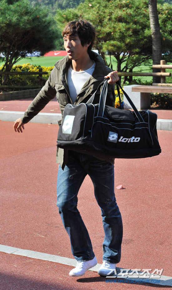 
	����������2010.10.18.

�弮���� ������ƽþȰ��ӿ� �����ϴ� 23�� ���� �౸��ǥ�� 18�� ����NFC(�౸Ʈ���̴׼���)�� �Լ��ϰ� �ִ�.

����NFC=������ ���� young@sportschosun.com


