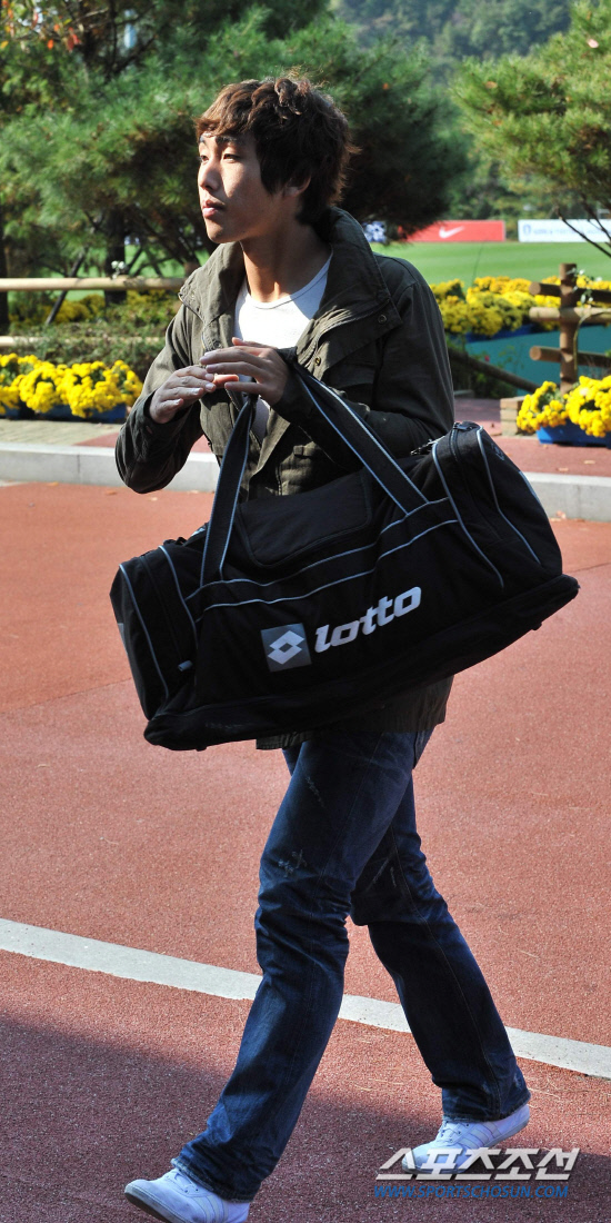 
	����������2010.10.18.

�弮���� ������ƽþȰ��ӿ� �����ϴ� 23�� ���� �౸��ǥ�� 18�� ����NFC(�౸Ʈ���̴׼���)�� �Լ��ϰ� �ִ�.

����NFC=������ ���� young@sportschosun.com


