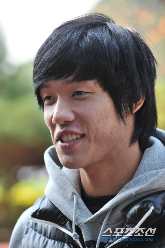 
	����������2010.10.18.

ȫ��ȣ�� ������ƽþȰ��ӿ� �����ϴ� 23�� ���� �౸��ǥ�� 18�� ����NFC(�౸Ʈ���̴׼���)�� �Լ��ϸ�  ��ǥ�� �շ��Ұ��� ������ �ִ�.

����NFC=������ ���� young@sportschosun.com


