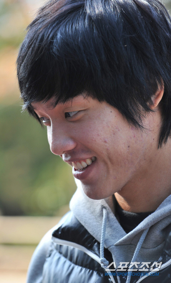 
	����������2010.10.18.

ȫ��ȣ�� ������ƽþȰ��ӿ� �����ϴ� 23�� ���� �౸��ǥ�� 18�� ����NFC(�౸Ʈ���̴׼���)�� �Լ��ϸ�  ��ǥ�� �շ��Ұ��� ������ �ִ�.

����NFC=������ ���� young@sportschosun.com


