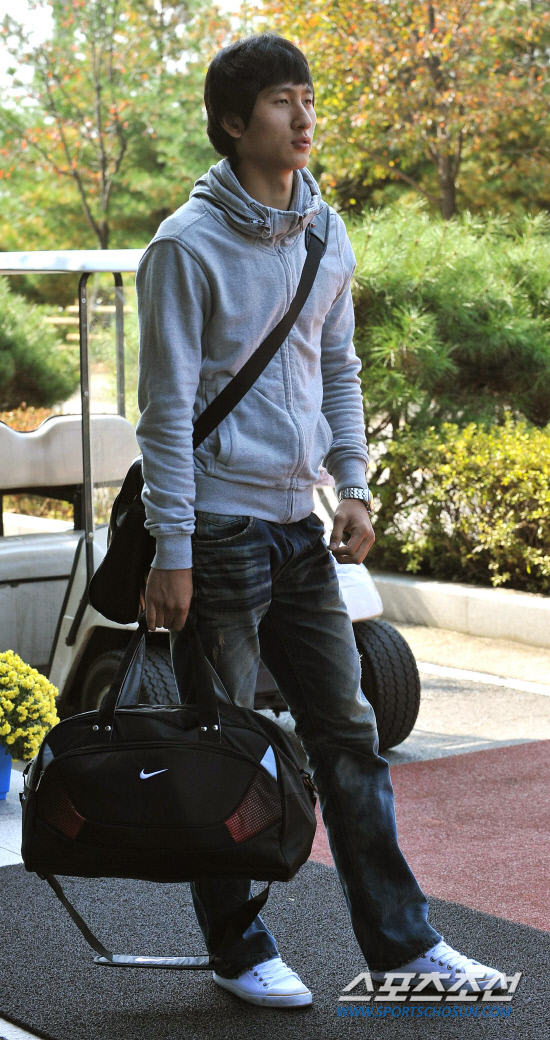 
	����������2010.10.18.

�������� ������ƽþȰ��ӿ� �����ϴ� 23�� ���� �౸��ǥ�� 18�� ����NFC(�౸Ʈ���̴׼���)�� �Լ��ϰ� �ִ�. 

����NFC=������ ���� young@sportschosun.com


